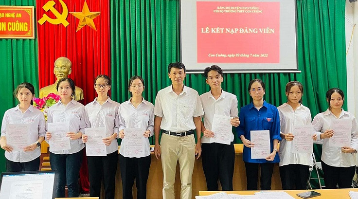 Lễ kết nạp đảng viên cho học sinh ở Trường trung học phổ thông huyện Con Cuông.