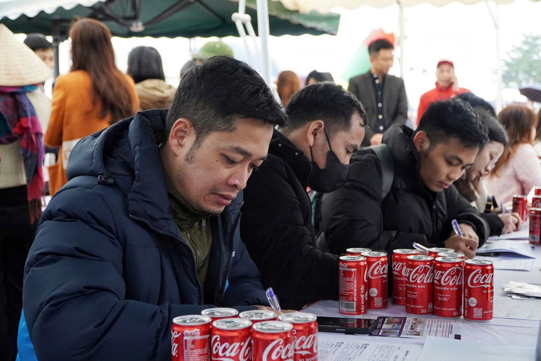 Tại ngày hội, các doanh nghiệp đã trực tiếp giao dịch, kết nối với người lao động để tuyển dụng lao động theo đúng nhu cầu.