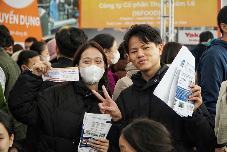 Nhiều học sinh, sinh viên hào hứng tham gia Ngày hội việc làm để tìm cơ hội cũng như định hướng việc làm trong tương lai.