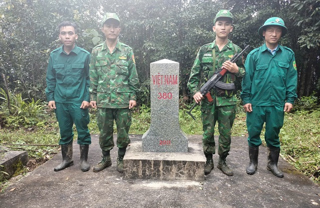 Lực lượng tuần tra tiến hành vệ sinh, phát quang xung quanh hệ thống cột mốc.
