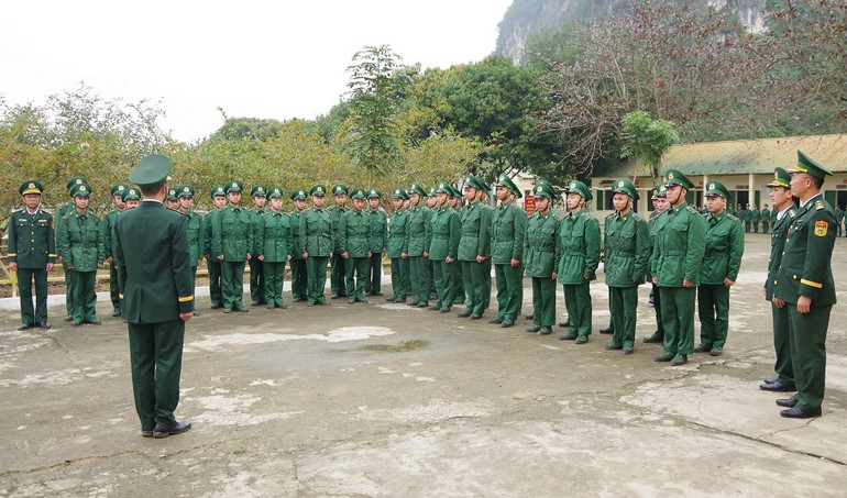 Sau lễ khai giảng các chiến sĩ mới bước ngay vào huấn luyện.