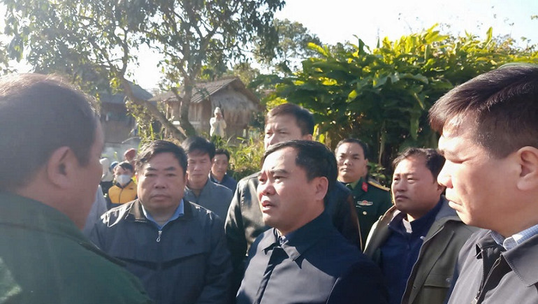 Lãnh đạo huyện Kỳ Sơn thăm hỏi động viên các gia đình nạn nhân. (Ảnh cắt từ clip, do cộng tác viên cung cấp)