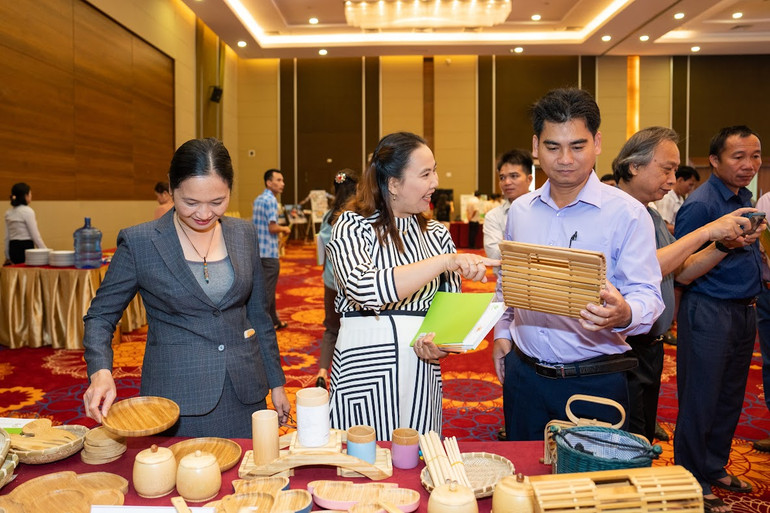 Các đại biểu tham quan các sản phẩm xuất khẩu được chế biến từ tre cho thu nhập cao và ổn định.