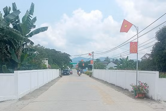 Đường liên xóm ở Nam Lĩnh (huyện Nam Đàn) được mở rộng nhờ phong trào xây dựng nông thôn mới.