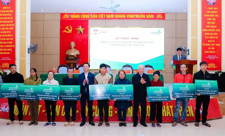 Đồng chí Đỗ Văn Chiến trao tặng 10 căn nhà Đại đoàn kết, trị giá 600 triệu đồng cho 10 hộ nghèo tại xã Bồng Khê. Đồng chí Đỗ Văn Chiến trao tặng 10 căn nhà Đại đoàn kết, trị giá 600 triệu đồng cho 10 hộ nghèo tại xã Bồng Khê.