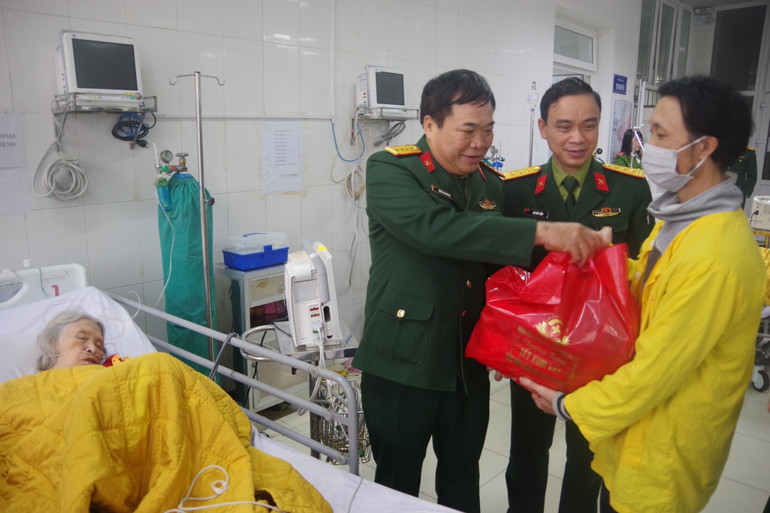 Thăm hỏi và tặng quà cho bệnh nhân nặng.