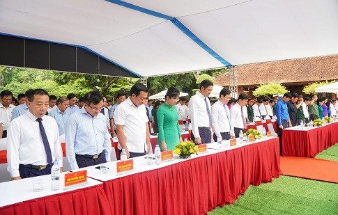 Các đại biểu và người dân mặc niệm tưởng nhớ Chủ tịch Hồ Chí Minh.