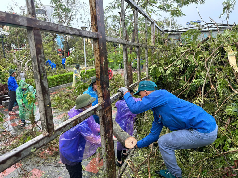 Mọi người đều cố gắng hết mình để sớm khắc phục những hậu quả nặng nề sau khi bão đi qua.