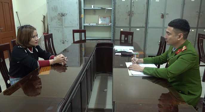 Cơ quan công an lấy lời khai Lang Thị Năm.