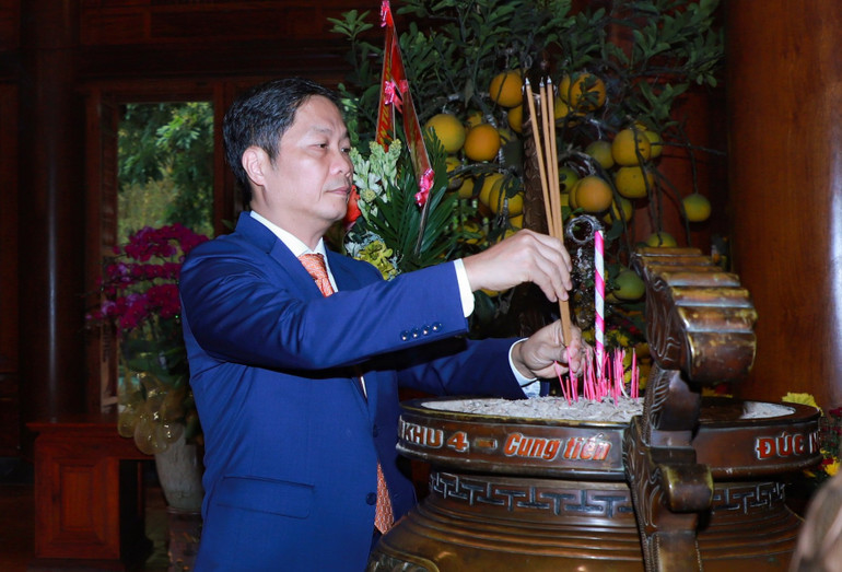 Đồng chí Trưởng ban Kinh tế Trung ương dâng hương tưởng niệm Chủ tịch Hồ Chí Minh. (Ảnh: Thành Duy)