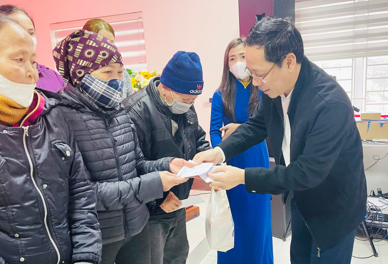 Tặng quà cho bệnh nhân đang điều trị tại Bệnh viện Ung bướu Nghệ An