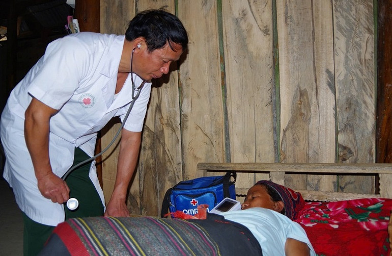 Nhờ thông thạo tiếng đồng bào mà các quân y nắm chắc tình hình sức khỏe của nhân dân ở vùng biên giới.