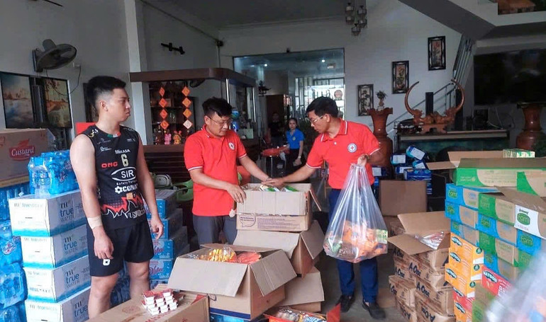 Đóng góp hàng cứu trợ.