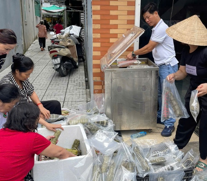 Hút chân không và đóng góp hàng cứu trợ.