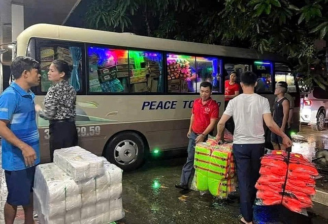 Tập kết hàng cứu trợ lên xe.