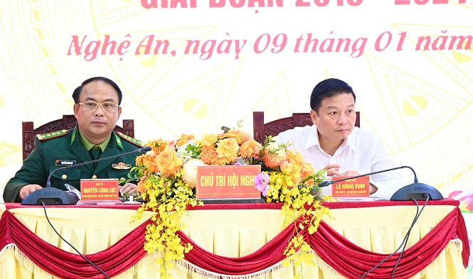Phó Chủ tịch Thường trực Ủy ban nhân dân tỉnh Lê Hồng Vinh và Đại tá Nguyễn Công Lực, Chỉ huy trưởng Bộ đội Biên phòng Nghệ An chủ trì hội nghị.