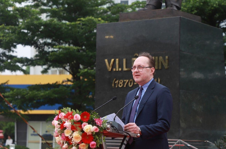 Đại sứ Đặc mệnh toàn quyền Liên bang Nga tại Việt Nam phát biểu tại buổi lễ.