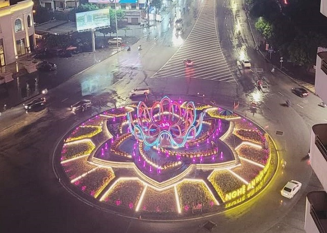 Lung linh đảo giao thông Phương Đông.