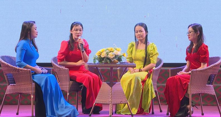 Các nữ giáo viên giao lưu chia sẻ những câu chuyện cảm động về vượt khó tất cả vì học sinh thân yêu. Các nữ giáo viên giao lưu chia sẻ những câu chuyện cảm động về vượt khó tất cả vì học sinh thân yêu.