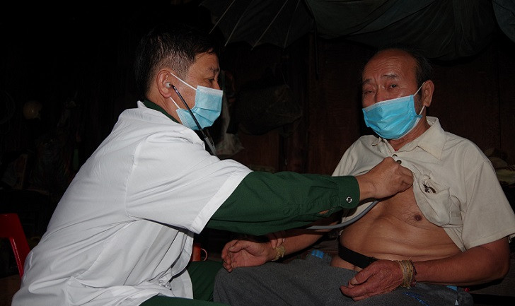 Quân y sĩ ở các Đồn Biên phòng, phòng khám quân dân y thường xuyên khám, chăm sóc sức khỏe ban đầu cho đồng bào vùng biên giới.