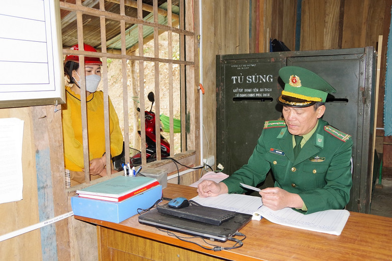 Trung tá Ngô Xuân Thanh đang thực hiện nhiệm vụ làm thủ tục qua lại biên giới cho người dân. Trung tá Ngô Xuân Thanh đang thực hiện nhiệm vụ làm thủ tục qua lại biên giới cho người dân.