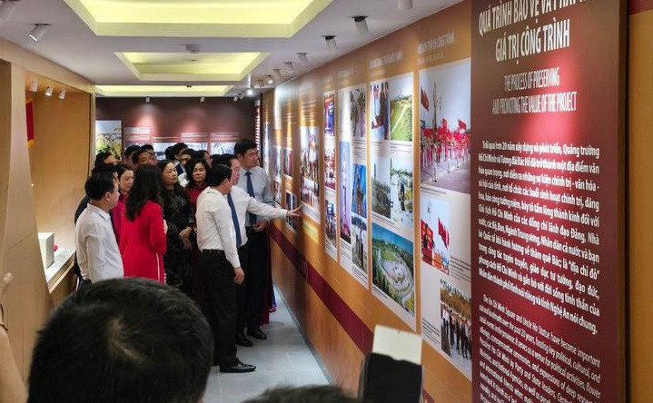 Các đại biểu xem các ảnh và tài liệu liên quan.