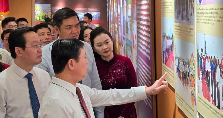 Lãnh đạo tỉnh Nghệ An thăm quan phòng trưng bày.