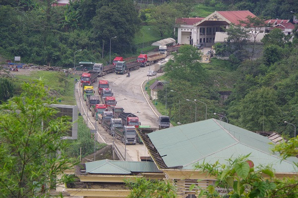 Tình trạng xe tải ùn ứ tại cửa khẩu. Tình trạng xe tải ùn ứ tại cửa khẩu.