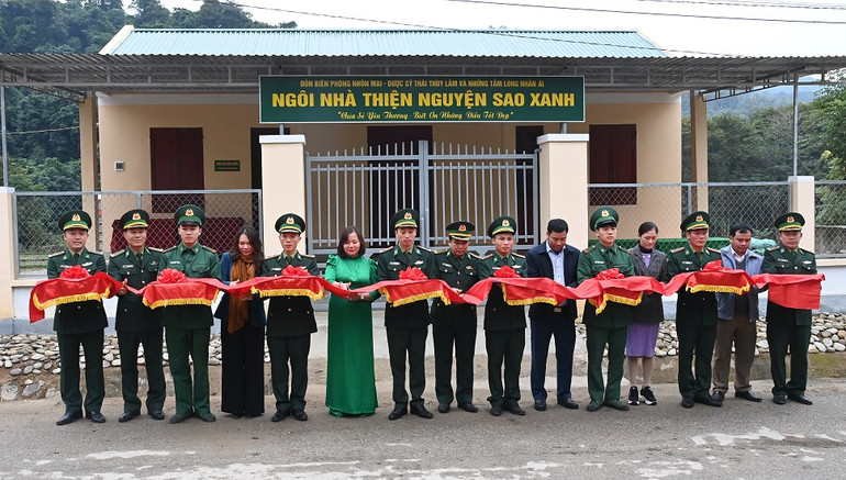 Cắt băng khánh thành công trình “Ngôi nhà thiện nguyện sao xanh” ở xã Nhôn Mai.