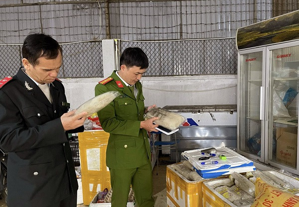 Đoàn liên ngành kiểm tra an toàn thực phẩm tại một cơ sở kinh doanh thủy sản. Đoàn liên ngành kiểm tra an toàn thực phẩm tại một cơ sở kinh doanh thủy sản.