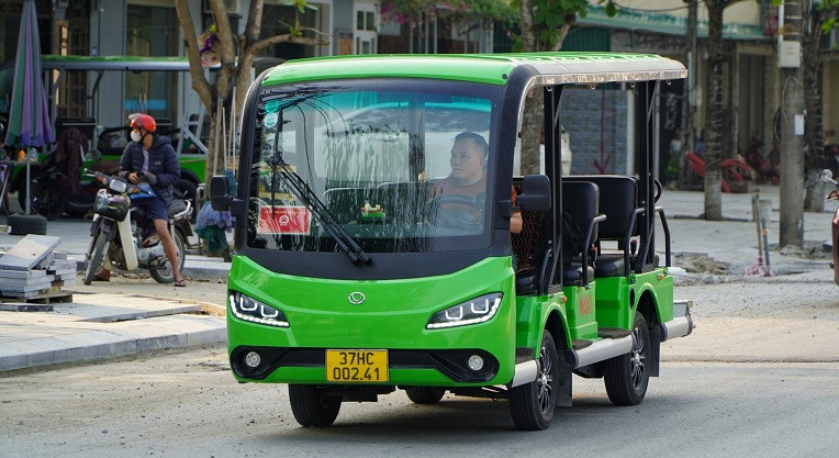 Xe điện chở khách ở Cửa Lò được đầu tư mới, bảo đảm chất lượng, an toàn.