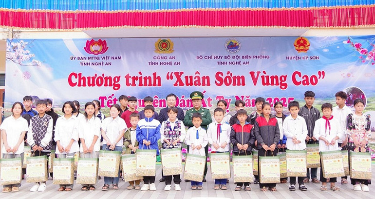 Trao quà cho học sinh nghèo hiếu học.