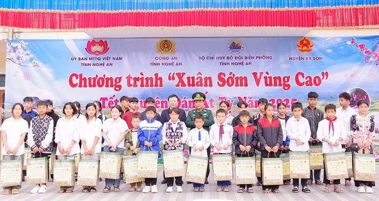 Trao quà cho học sinh nghèo hiếu học.