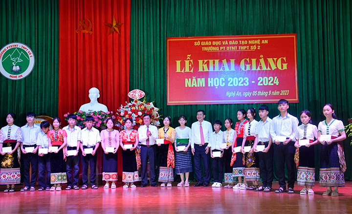 Và tặng 50 suất quà cho học sinh nghèo của Trường Phổ thông dân tộc nội trú THPT số 2 Nghệ An có thành tích học tập tốt. (Ảnh: Kim Oanh)