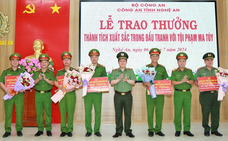 Giám đốc Công an tỉnh Nghệ An trao thưởng các đơn vị có thành tích xuất sắc trong đấu tranh với tội phạm ma túy. Giám đốc Công an tỉnh Nghệ An trao thưởng các đơn vị có thành tích xuất sắc trong đấu tranh với tội phạm ma túy.
