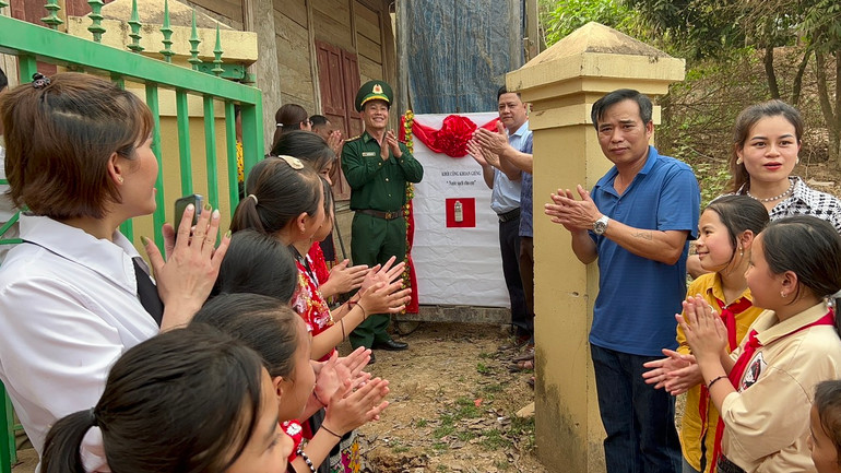 Lãnh đạo Đồn Biên phòng Nhôn Mai, chính quyền địa phương và Nhà trường khởi công khoan giếng. Lãnh đạo Đồn Biên phòng Nhôn Mai, chính quyền địa phương và Nhà trường khởi công khoan giếng.