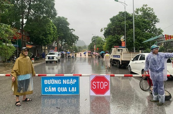 Tổ chức ứng trực 24/7 ở những tuyến đường giao thông bị ngập hay sạt lở nguy hiểm.