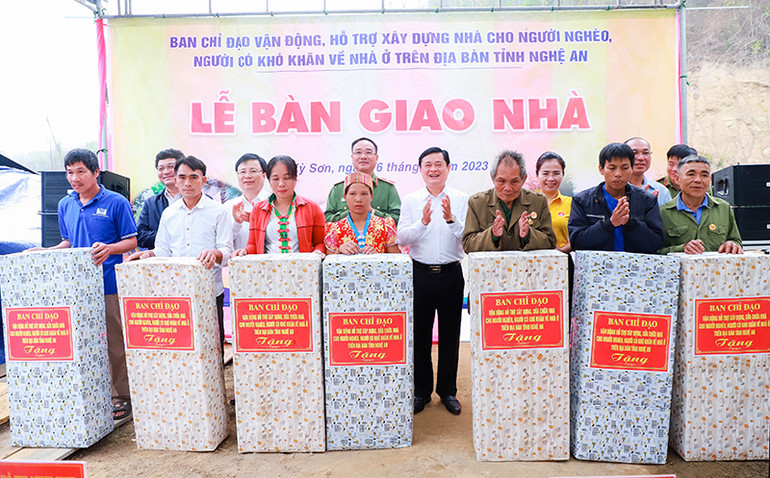 Trao quà cho các gia đình chính sách ở huyện Kỳ Sơn. Trao quà cho các gia đình chính sách ở huyện Kỳ Sơn.