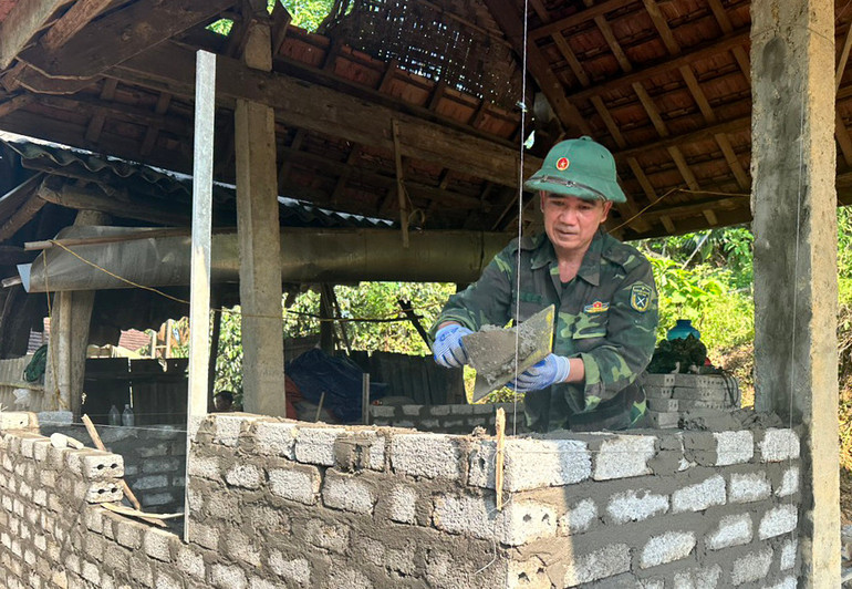 "Thợ xây quân hàm xanh" đồn Môn Sơn giúp đồng bào Đan Lai xây nhà.