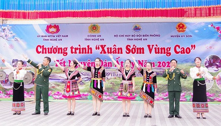 Giao lưu văn nghệ.