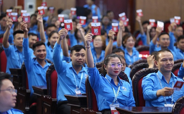 Các đại biểu biểu quyết.