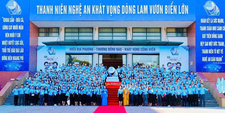 Các đại biểu chụp ảnh lưu niệm.