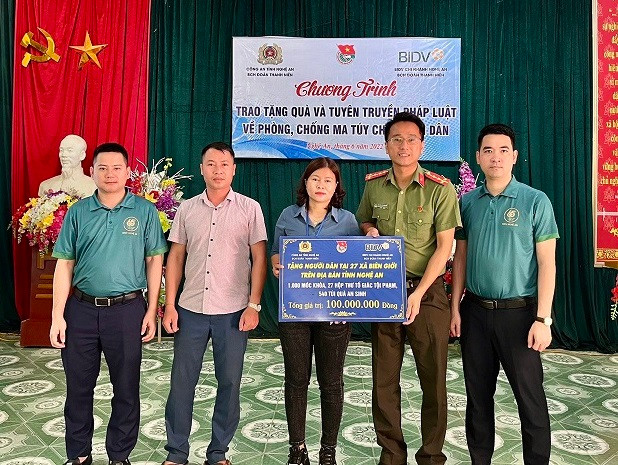 Công an Nghệ An trao tặng quà và tổ chức tuyên truyền pháp luật phòng, chống ma túy ở địa bàn huyện Tương Dương.