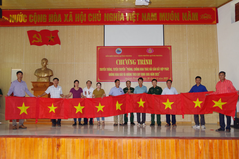 Tặng cờ cho các chủ phương tiên tàu xa bờ trên địa bàn thị xã Hoàng Mai.