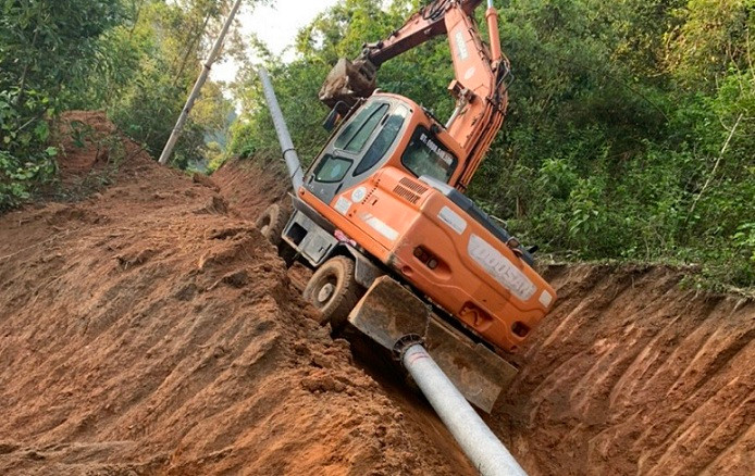 Mở đường "cõng" cột điện, vật tư vào điểm thi công hệ thống điện. Mở đường "cõng" cột điện, vật tư vào điểm thi công hệ thống điện.