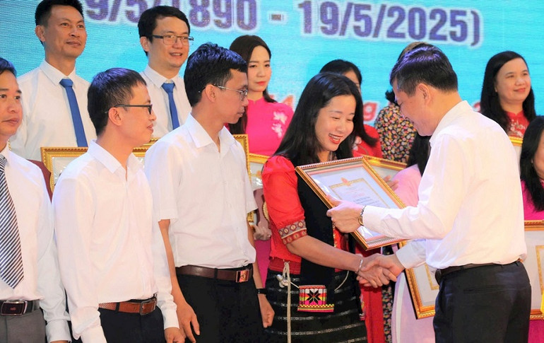 Tặng giấy khen cho các giáo viên được tuyên dương. (Ảnh: MỸ HÀ)