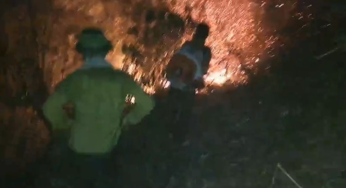 Lực lượng chữa cháy tập trung khống chế ngọn lửa không cho lan xuống gần khu dân cư.