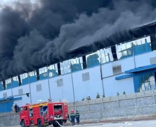 Xe cứu hỏa và lực lượng chữa cháy có mặt kịp thời để dập lửa.