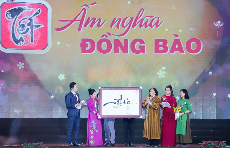 Lãnh đạo tỉnh Nghệ An trao bức thư pháp được bán đấu giá cho doanh nhân Trần Thị Toàn.