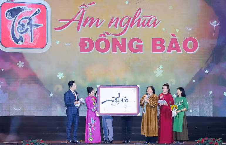 Lãnh đạo tỉnh Nghệ An trao bức thư pháp được bán đấu giá cho doanh nhân Trần Thị Toàn. Lãnh đạo tỉnh Nghệ An trao bức thư pháp được bán đấu giá cho doanh nhân Trần Thị Toàn.